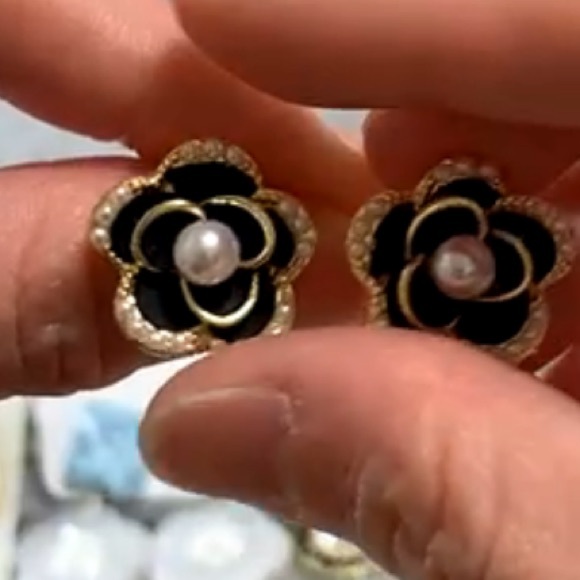 8 SETS IN GORGEOUS VERSATILE EARRINGS BUNDLE -NWT AND🔥🔥🔥 - Picture 5 of 9